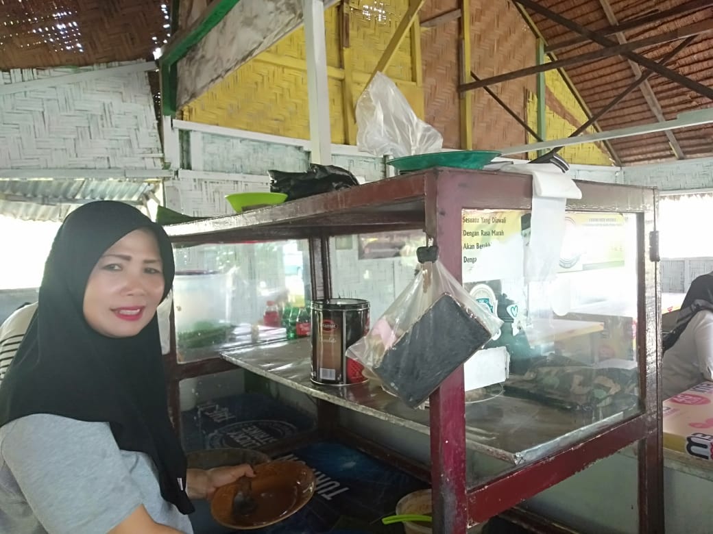  Kisah Mbak Piah Jatuh Bangun Mempertahankan Warung Pecalnya yang Tak Pernah Sepi Pengunjung